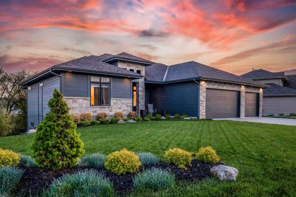 Home Frame Pro St. Louis - Twilight House Photo